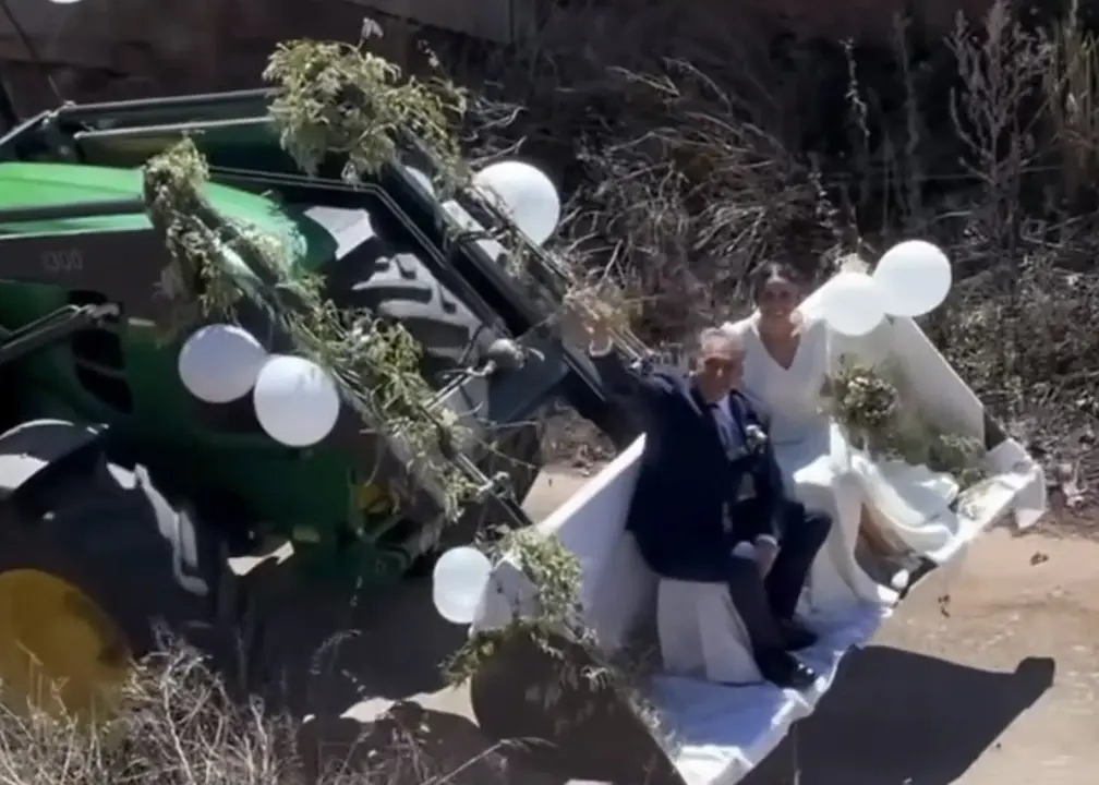 Llega a la iglesia subida en un tractor junto a sus padres. / INSTAGRAM