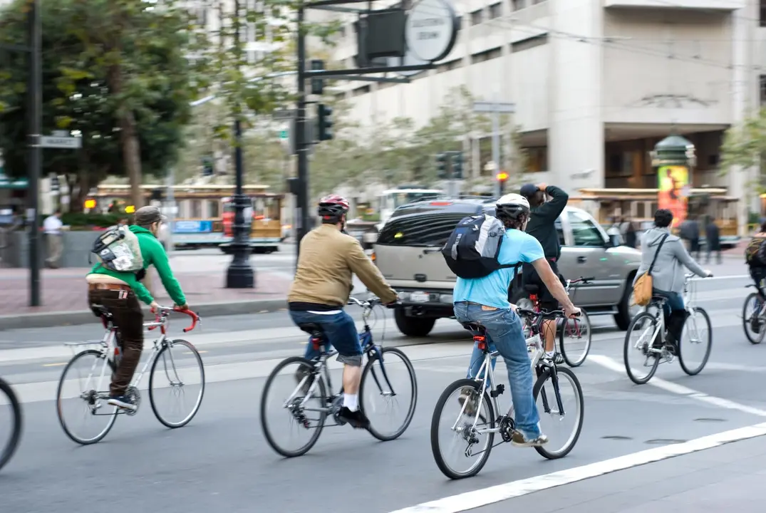 Personas en bicicleta.