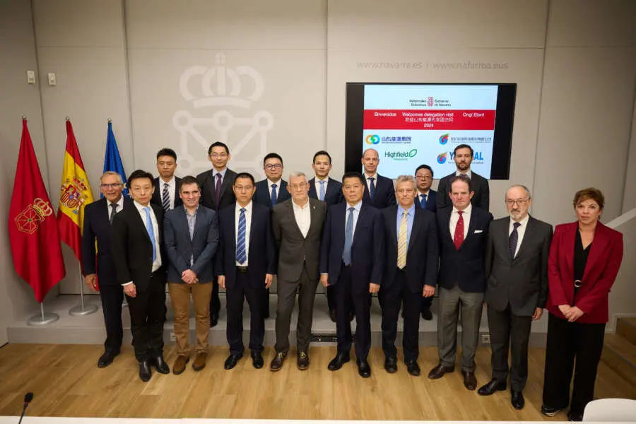 Empresarios chinos y representantes de Geoalcali y Highfield Resources, tras la firma del acuerdo