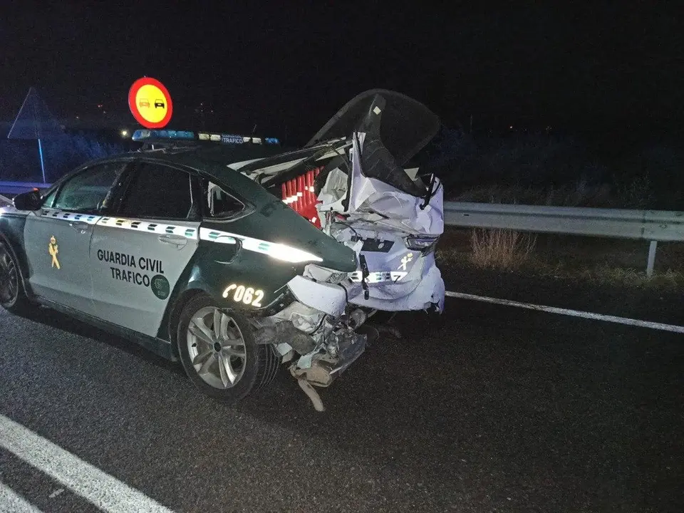 Imagen del veh&iacute;culo policial tras el impacto /Cedida a H.A.