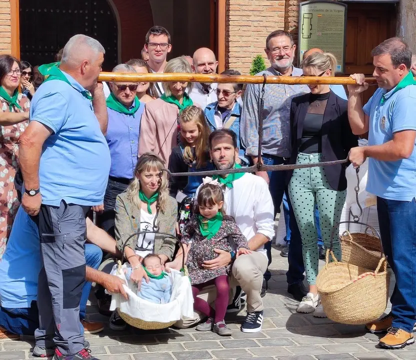 Pesaje de ni&ntilde;os en Litu&eacute;nigo, en una imagen de archivo. / E.P.