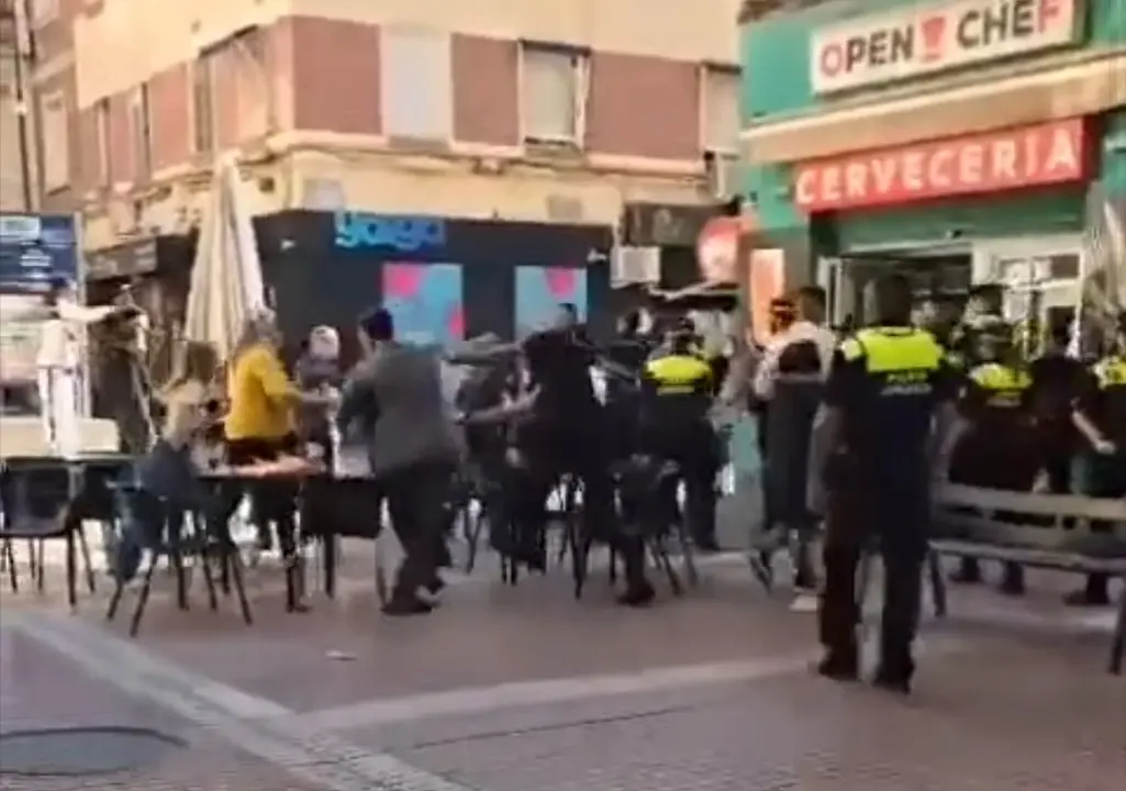 Imagen del momento de la trifulca en la calle Delicias en Zaragoza/ Redes Sociales