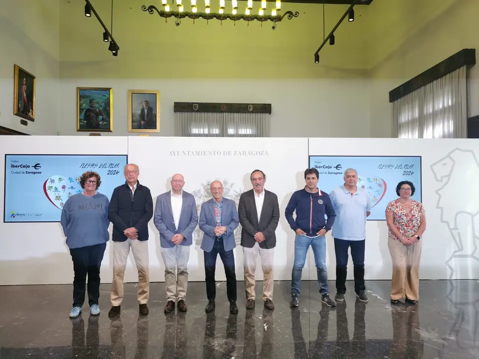 El concejal delegado de Deportes, F&eacute;lix Brocate, acompa&ntilde;ado por representantes de los clubes y federaciones que organizan estos torneos. AZ
