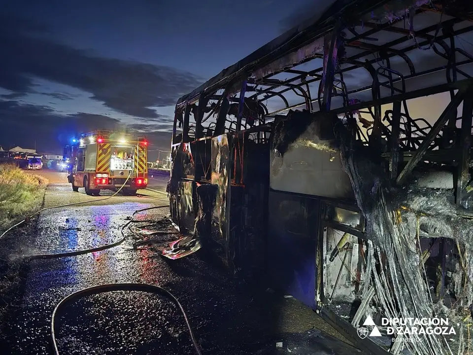 Autob&uacute;s incendiado a 300 metros de la factor&iacute;a de Stellantis en Figueruelas. - DPZ.