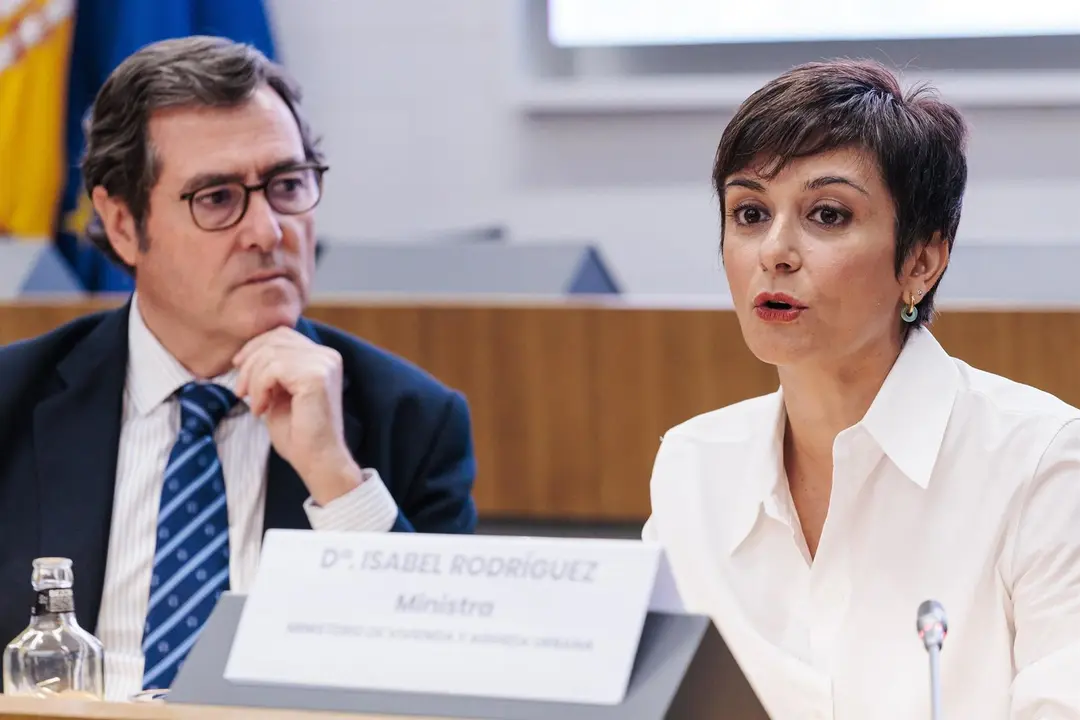 La ministra de Vivienda y Agenda Urbana, Isabel Rodr&iacute;guez, y el presidente de CEOE, Antonio Garamendi, durante unas jornadas de CEOE sobre los pr&eacute;stamos ICO para la vivienda asequible, en la sede de CEOE, a 2 de octubre de 2024, en Madrid (Espa&ntilde;a) / C. L.