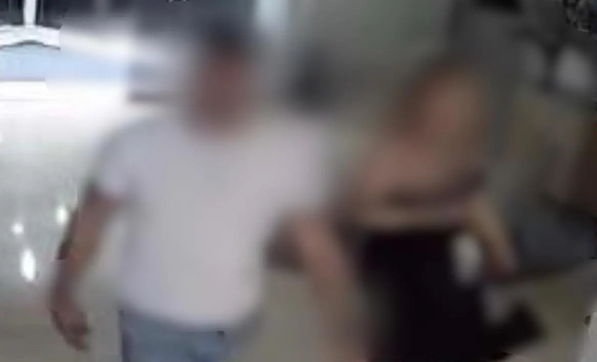 Imagen de los dos implicados accediendo juntos al lugar donde presuntamente tuvieron lugar los hechos/ Cedida a H.A.