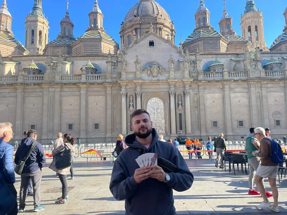 Josep Martinez con la medida de la Virgen. HA
