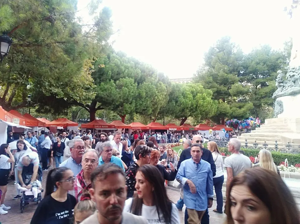 La artesan&iacute;a vuelve a la plaza de los Sitios durante las fiestas del Pilar. EP