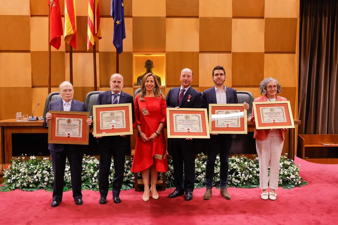 Entrega de medallas y distinciones de la ciudad. HA