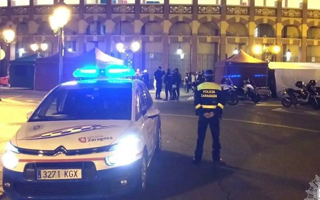 Imagen de una patrulla de la 
Polic&iacute;a Local de Zaragoza vigilando en el entorno de la Plaza de Toros / P,L,