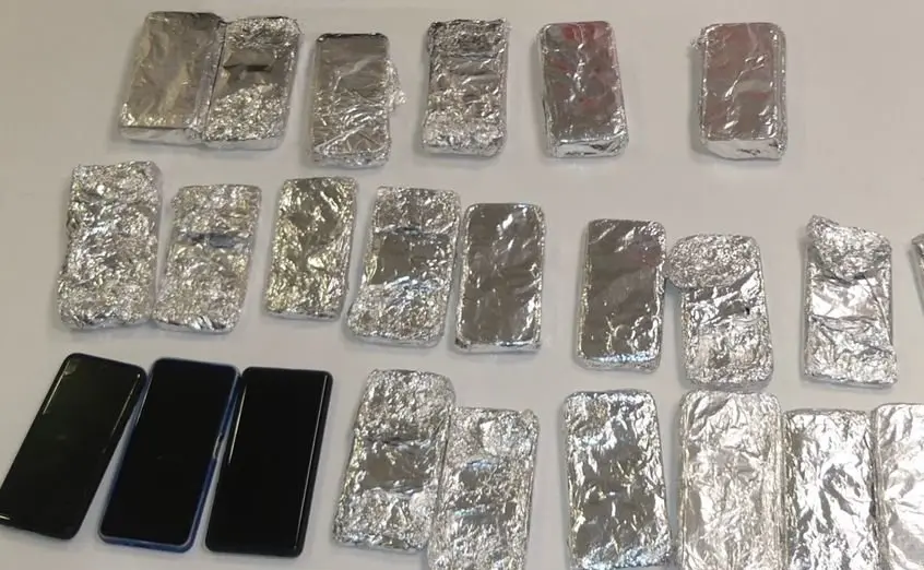 Imagen de tel&eacute;fonos m&oacute;viles recuperados por la polic&iacute;a, algunos de ellos con aluminio para no ser detectados /H.A.