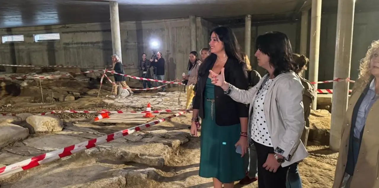 La directora general de Patrimonio, Gloria P&eacute;rez, y la alcaldesa de Huesca, Lorena Orduna, en el C&iacute;rculo Cat&oacute;lico. / E.P.