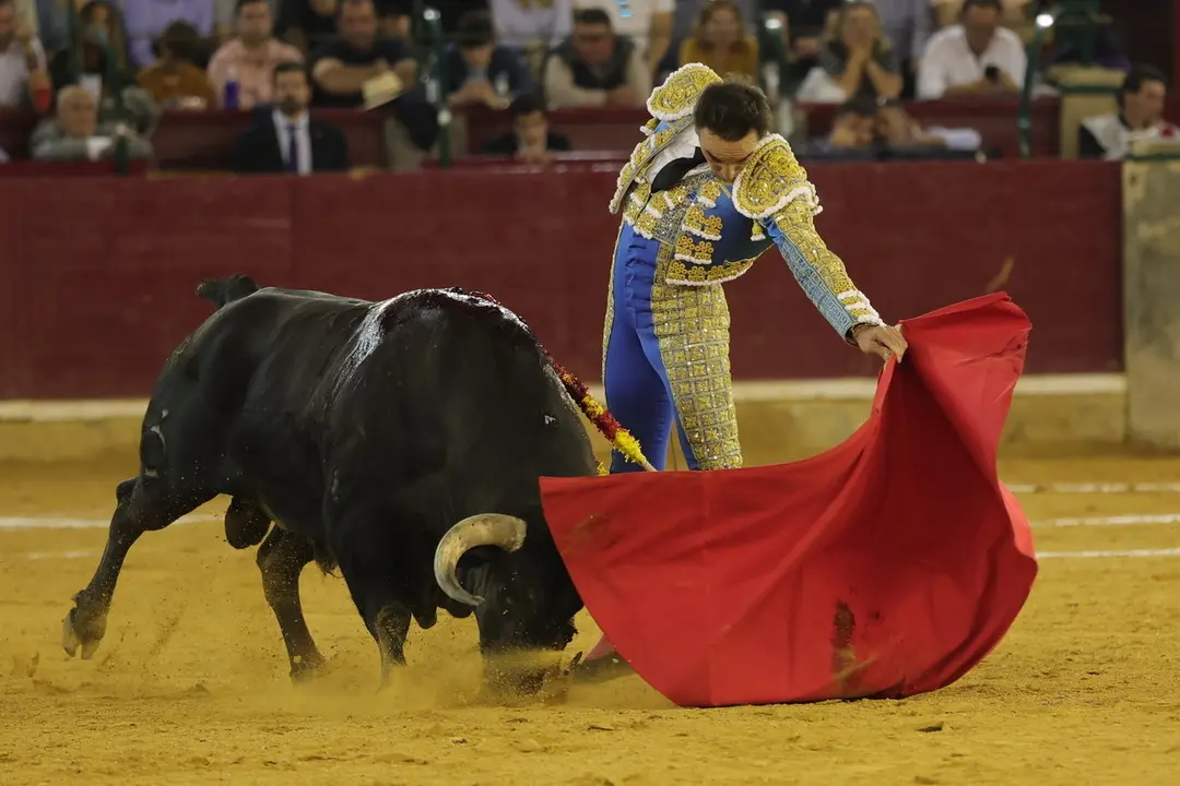 El Cid y el quinto toro de la tarde, con el que cort&oacute; una oreja