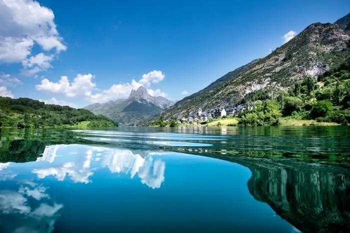 Lanuza est&aacute; enclavada a orillas del pantano del mismo nombre / Turismo de Arag&oacute;n
