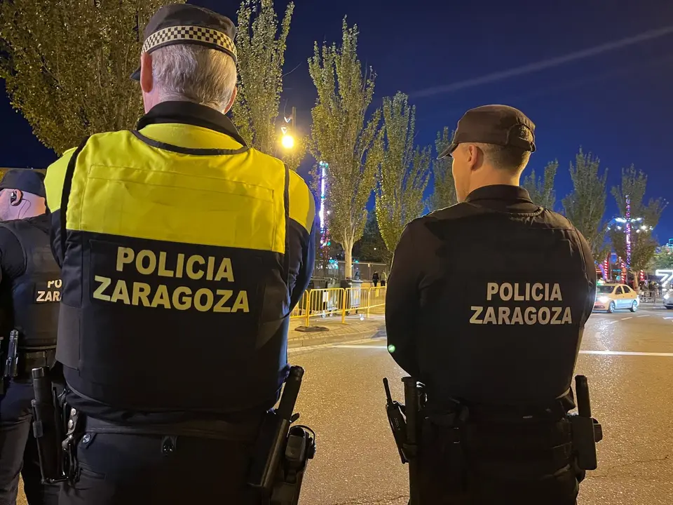 Imagen de agentes de la Polic&iacute;a Local de vigilancia en el Barrio de Valdespartera /H.A.