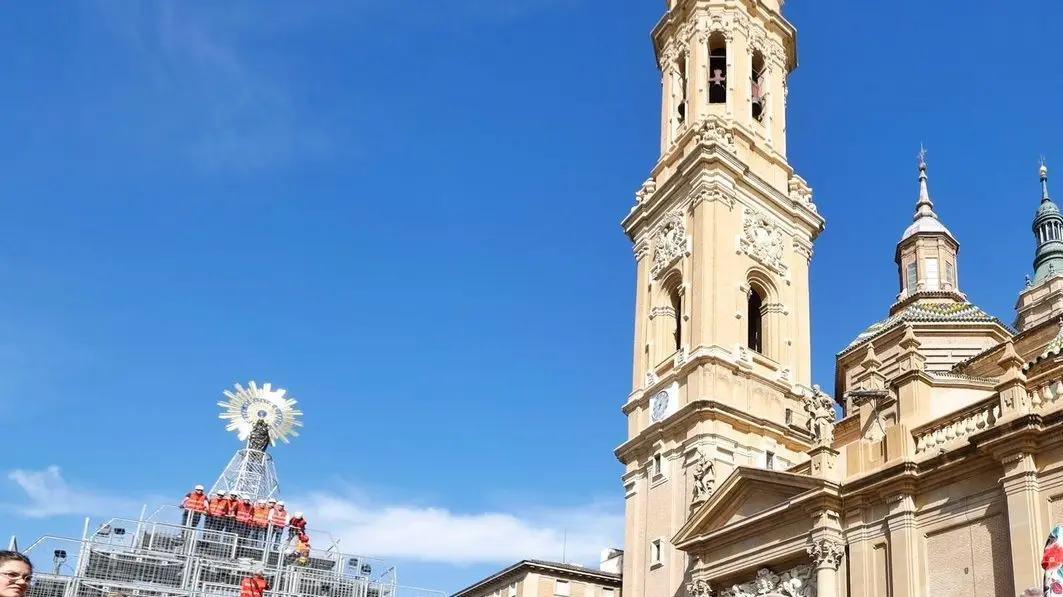 La subida de la Virgen del Pilar.