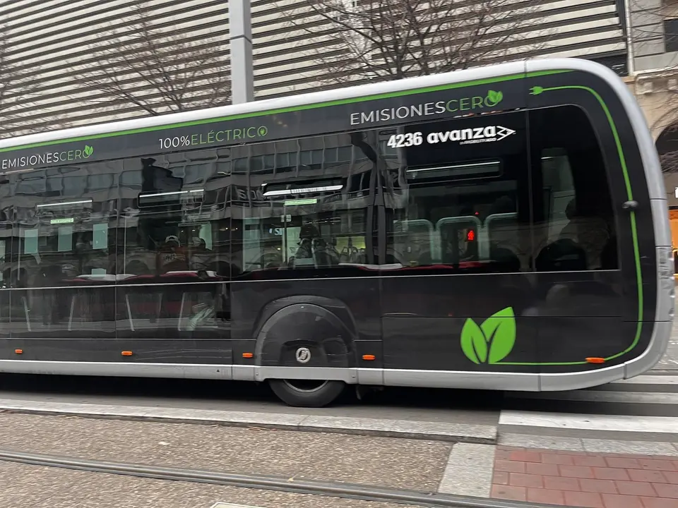 Un bus urbano circula por Zaragoza. / E.P.