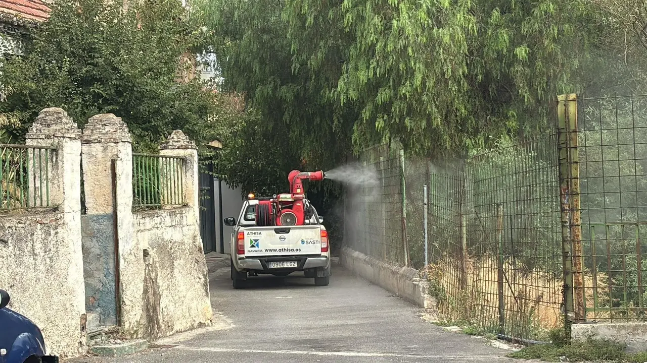 Labores de fumigaci&oacute;n en Pinos Puente tras detectarse en un caballo el Virus del Nilo.