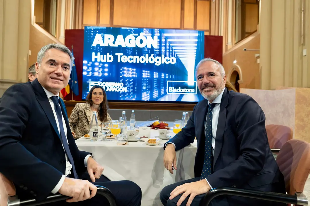 Jorge Azc&oacute;n, presidente de Arag&oacute;n, junto con el representante de Blackstone en Europa