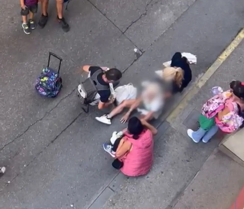 Imagen de la mujer v&iacute;ctima del robo asistida por los vecinos en el barrio zaragozano de San Jos&eacute; / Cedida a H.A.