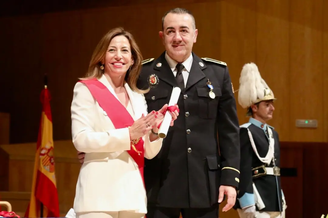 Natalia Chueca junto a Manuel Herrera en la entrega de la Medalla de Oro al M&eacute;rito Profesional.
