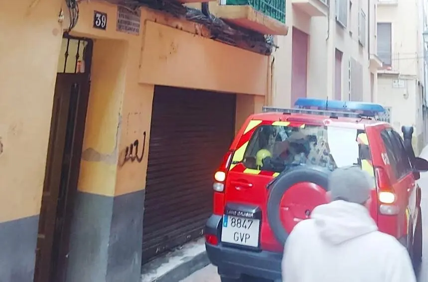 Imagen de los bomberos tras la inspecci&oacute;n del edificio en Cerezo n&uacute;mero 39 /H.A.