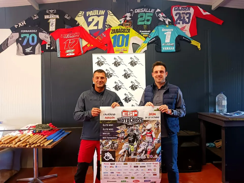 David Garc&iacute;a (izquierda), presidente de Moto Club Calatayud; y H&eacute;ctor Sarri&aacute;, concejal de Deportes. / AYTO. CALATAYUD