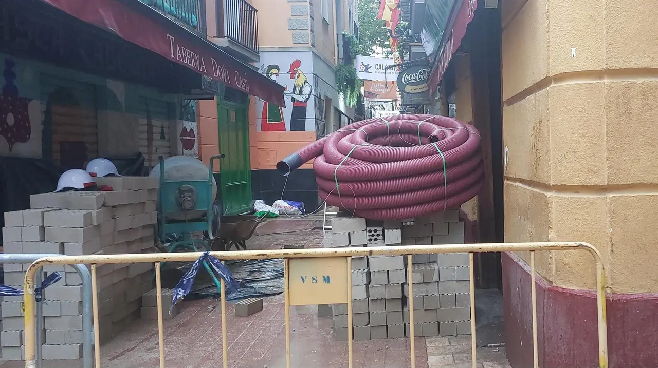 Trabajos para reforzar el muro de carga tras la sima. EP