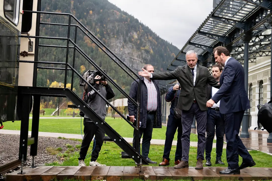 El Ministro &Oacute;scar Puente, durante su visita a Canfranc junto con el Presidente del Gobierno de Arag&oacute;n