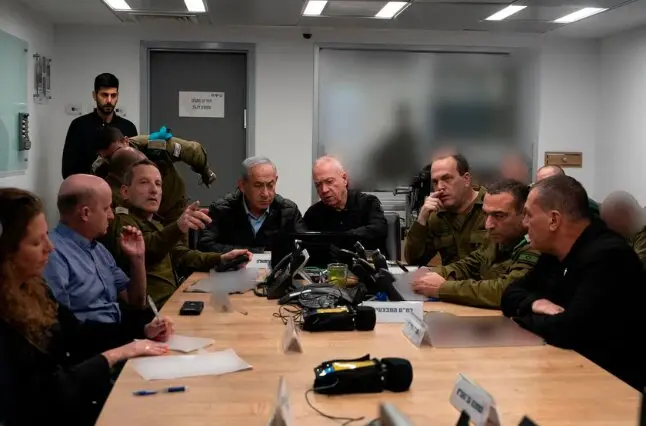 Benjam&iacute;n Netanyahu, en el centro, sigue desde un refugio militar subterr&aacute;neo los bombardeos