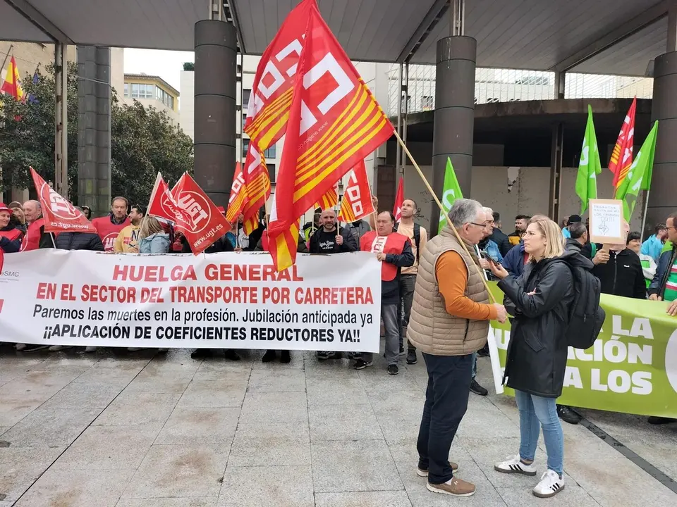 Trabajadores concentrados en la Plaza del Pilar frente a Delegaci&oacute;n de Gobierno. EP