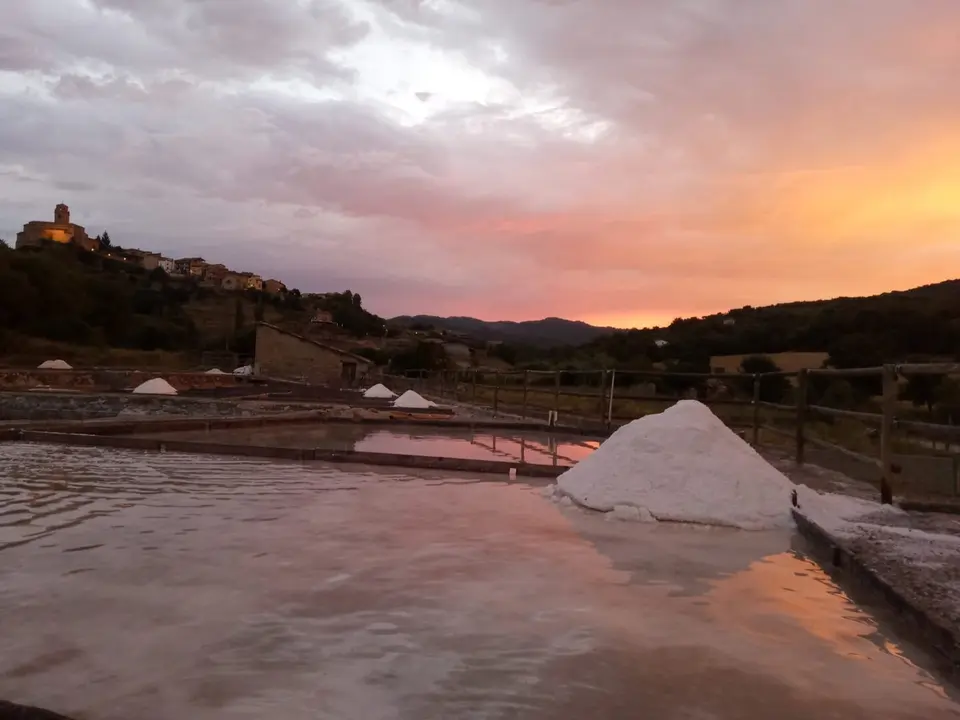 En estas salinas se puede flotar en el agua / El Salinar de Naval