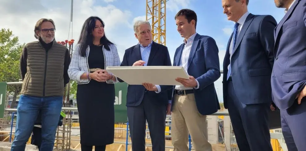 Visita al inicio de las obras de una promoci&oacute;n de 90 VPA en Huesca.