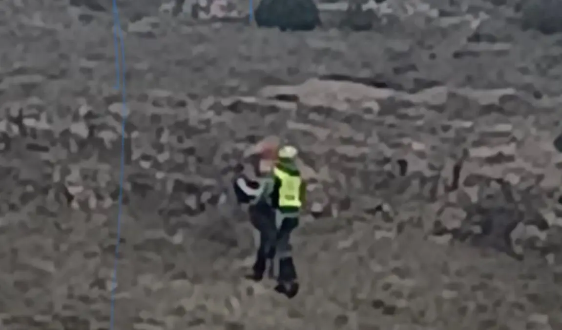 Imagen del momento del rescate de uno de los aislados por el agua en la provincia de Zaragoza /H.A.