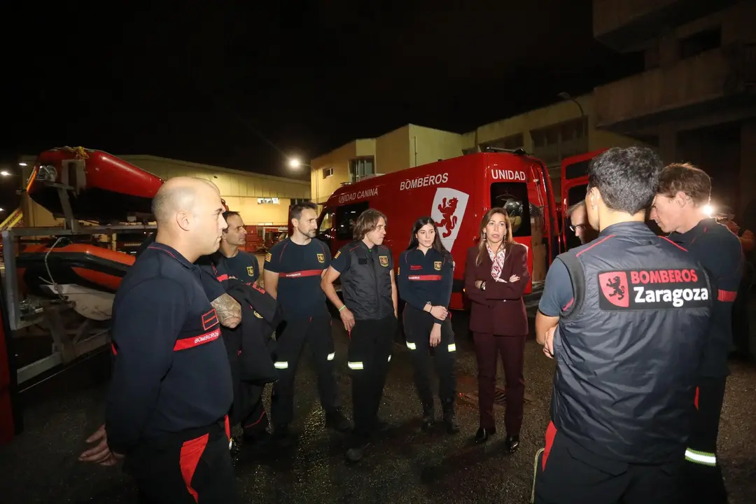 La alcaldesa, Natalia Chueca, en el parque 1 de Bomberos de Zaragoza.