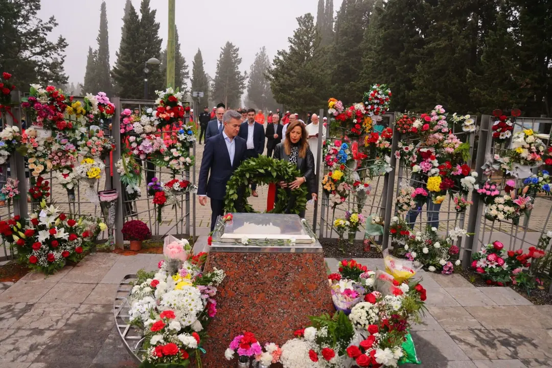 La alcaldesa, Natalia Chueca, en el cementerio de Torrero