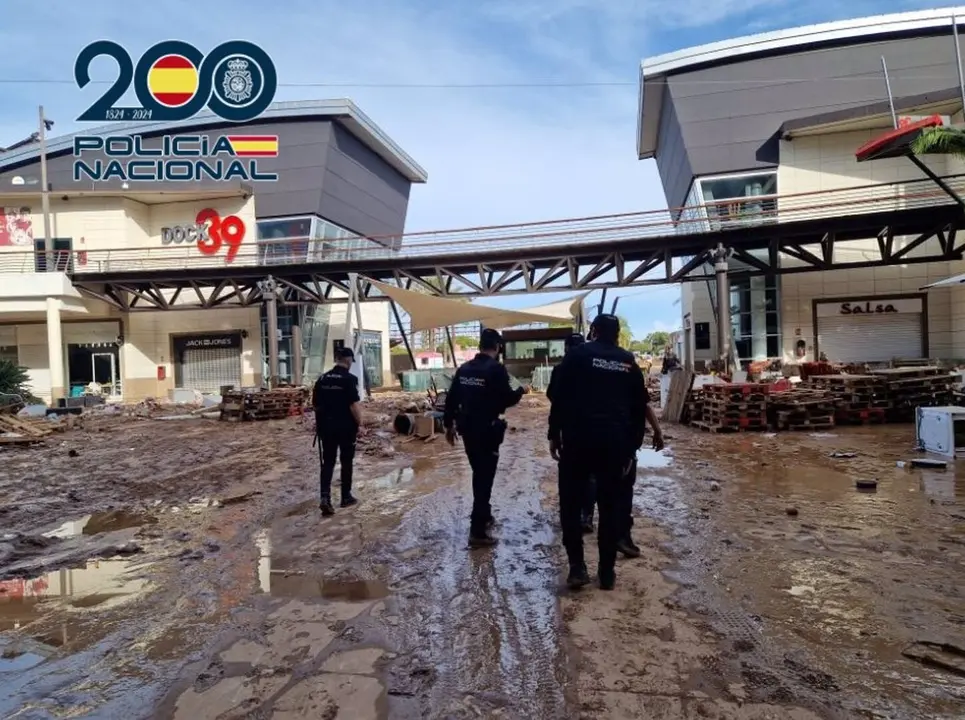 Imagen de la Polic&iacute;a en el centro comercial - CNP