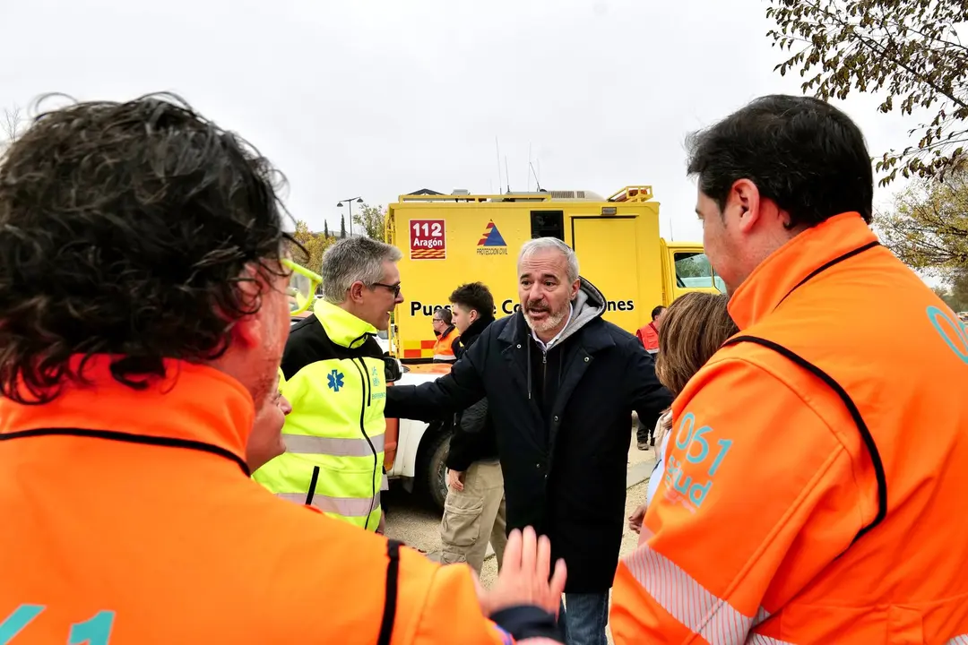 El presidente Azc&oacute;n junto al contigente que ha salido a ayudar en Valencia