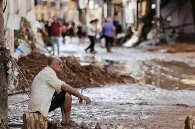 Un hombre observa los da&ntilde;os causados por las inundaciones en la localidad de Paiporta, Valencia. Biel Ali&ntilde;o. EFE