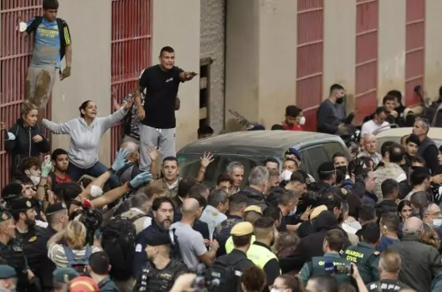 El rey Felipe VI es recibido con gritos y lanzamiento de barro por parte de vecinos indignados durante su visita a Paiporta. BIEL ALI&Ntilde;O. EFE