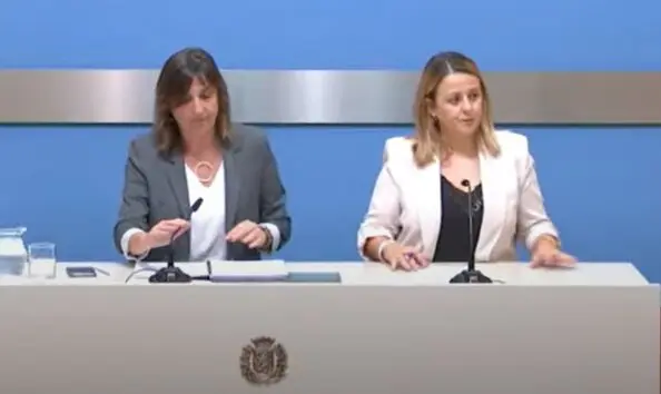 Las portavoces de ambas formaciones, Lola Ranera (PSOE) y Elena Tom&aacute;s (ZEC).