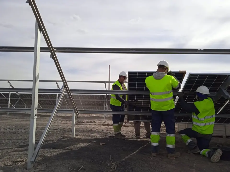 Montaje de placas solares. / Endesa