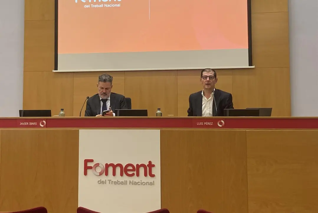 El director del departamento de Relaciones Laborales de Foment del Treball, Javier Ibars, y el presidente de la comisi&oacute;n de Relaciones Laborales de la patronal, Luis P&eacute;rez. / E.P.