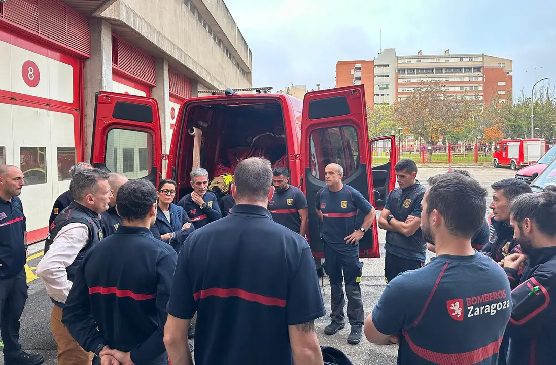 Bomberos de Zaragoza, antes de salir hacia Valencia. / HA