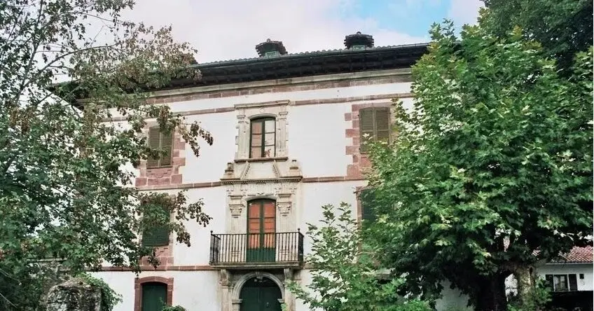 El palacio es uno de los principales edificios de Elizondo / Idealista