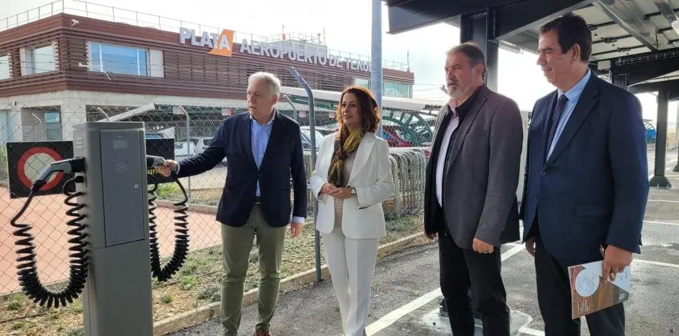 Octavio L&oacute;pez visita el nuevo aparcamiento del aeropuerto de Teruel. / DGA