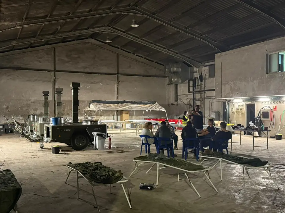 Cocina de campa&ntilde;a instalada por ARPA en Alacu&aacute;s (Valencia) para alimentar a los afectados por la DANA. / ARPA
