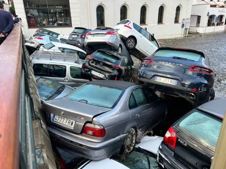 La riera de Cadaqu&eacute;s (Girona) arrastra 32 coches.