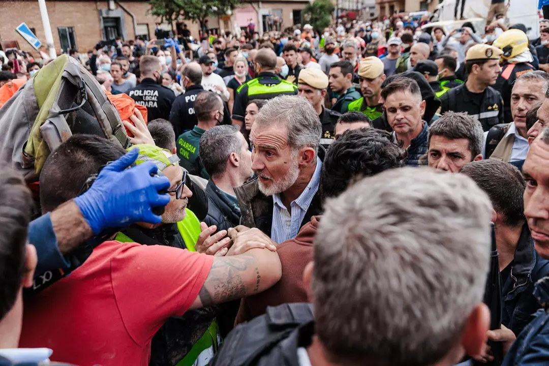 El Rey Felipe VI durante su visita a una zona afectada por la DANA, a 3 de noviembre de 2024, en Paiporta - Carlos Luj&aacute;n