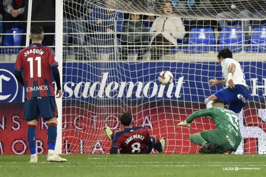 Gol de Az&oacute;n en el derbi aragon&eacute;s / LFP